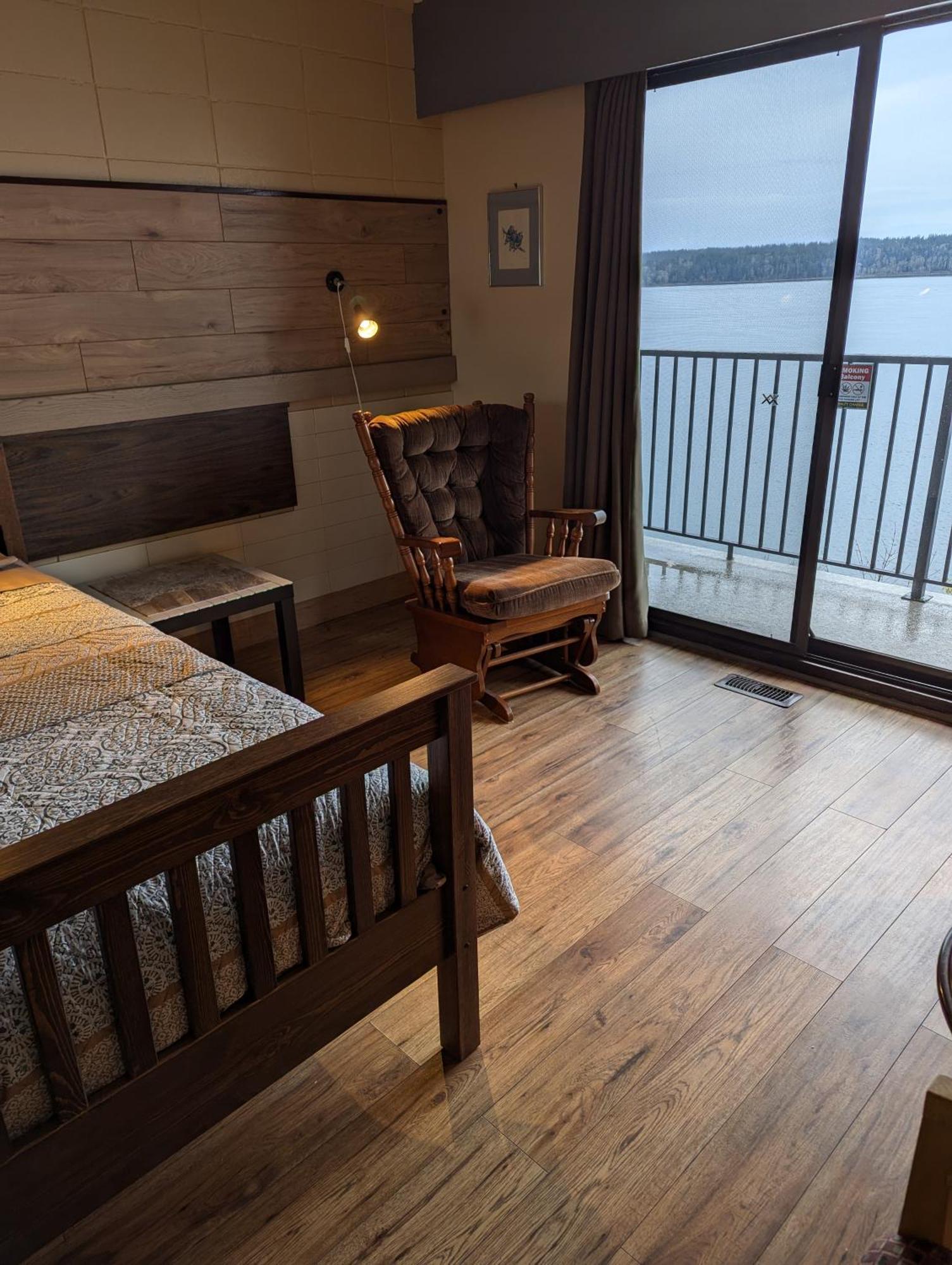 Above Tide Motel Campbell River Exterior photo
